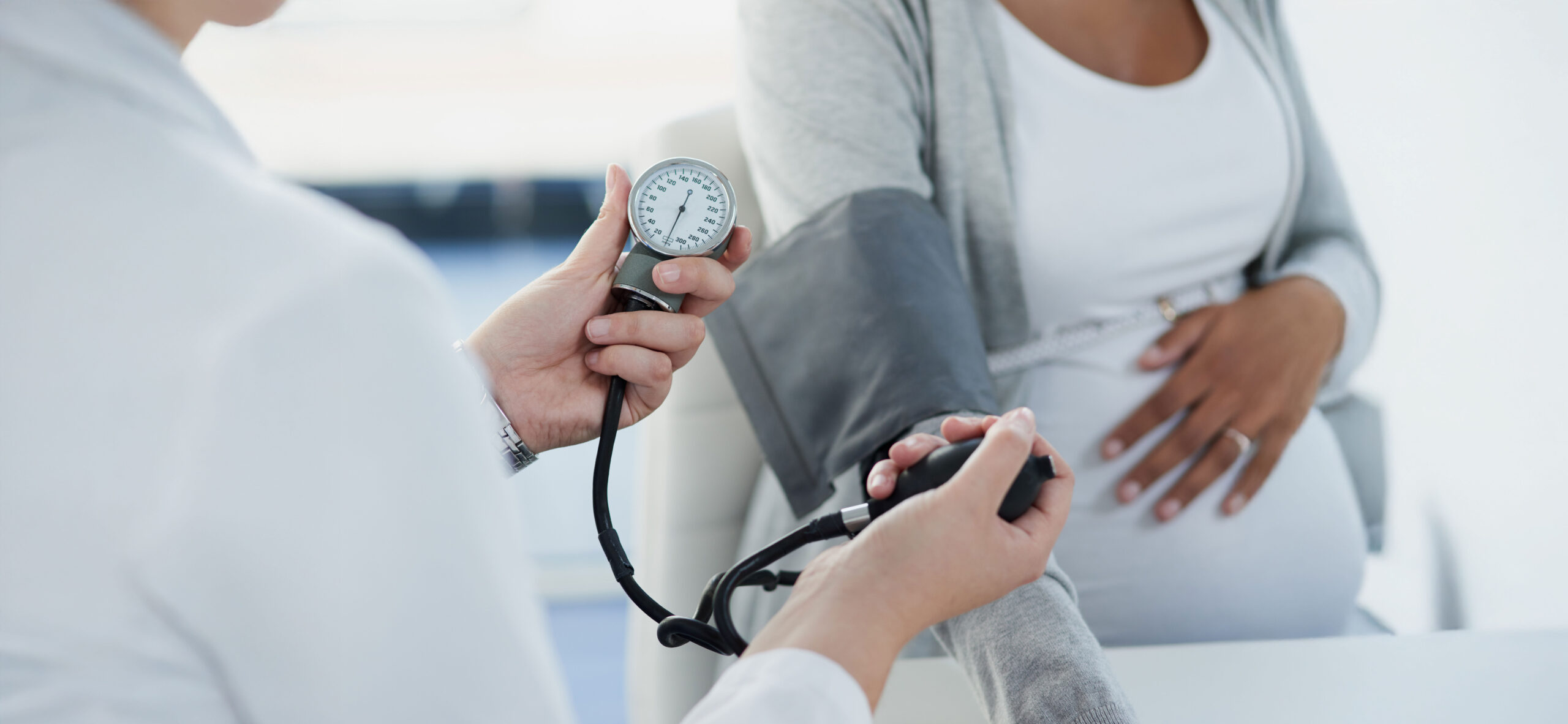 Jak bezpiecznie przejść przez ciążę z nadciśnieniem tętniczym